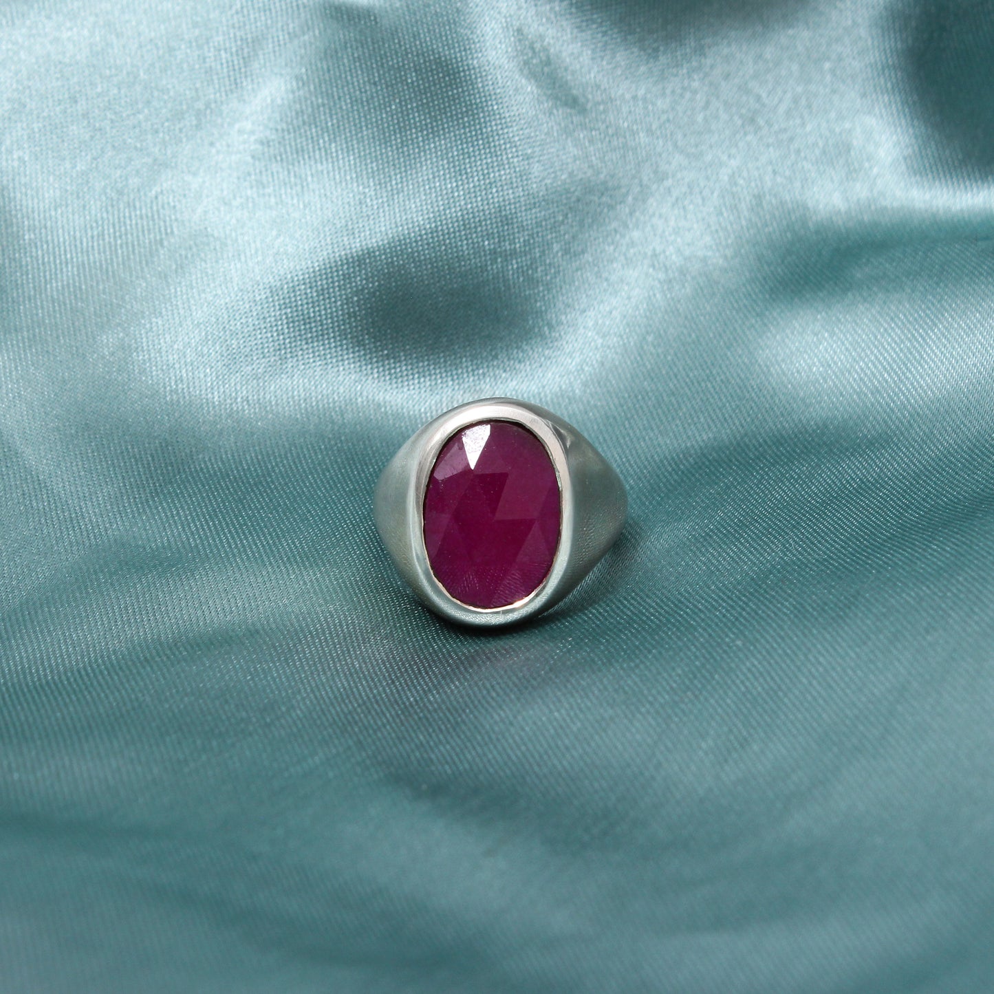Natural Ruby Quartz Gemstone Unisex Ring in 925 Sterling Silver – Timeless Bold Elegance