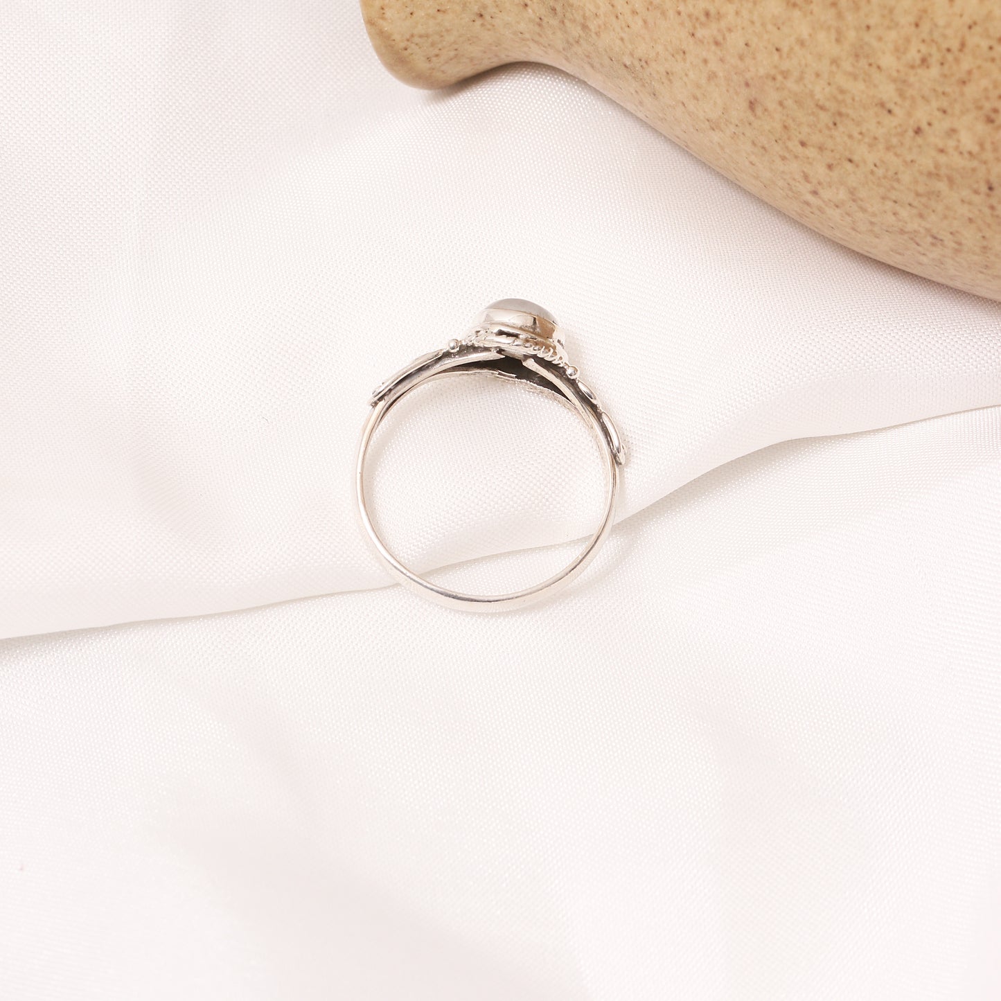 925 Sterling Silver Natural Moonstone Gemstone Ring – Mystical Glow and Timeless Elegance