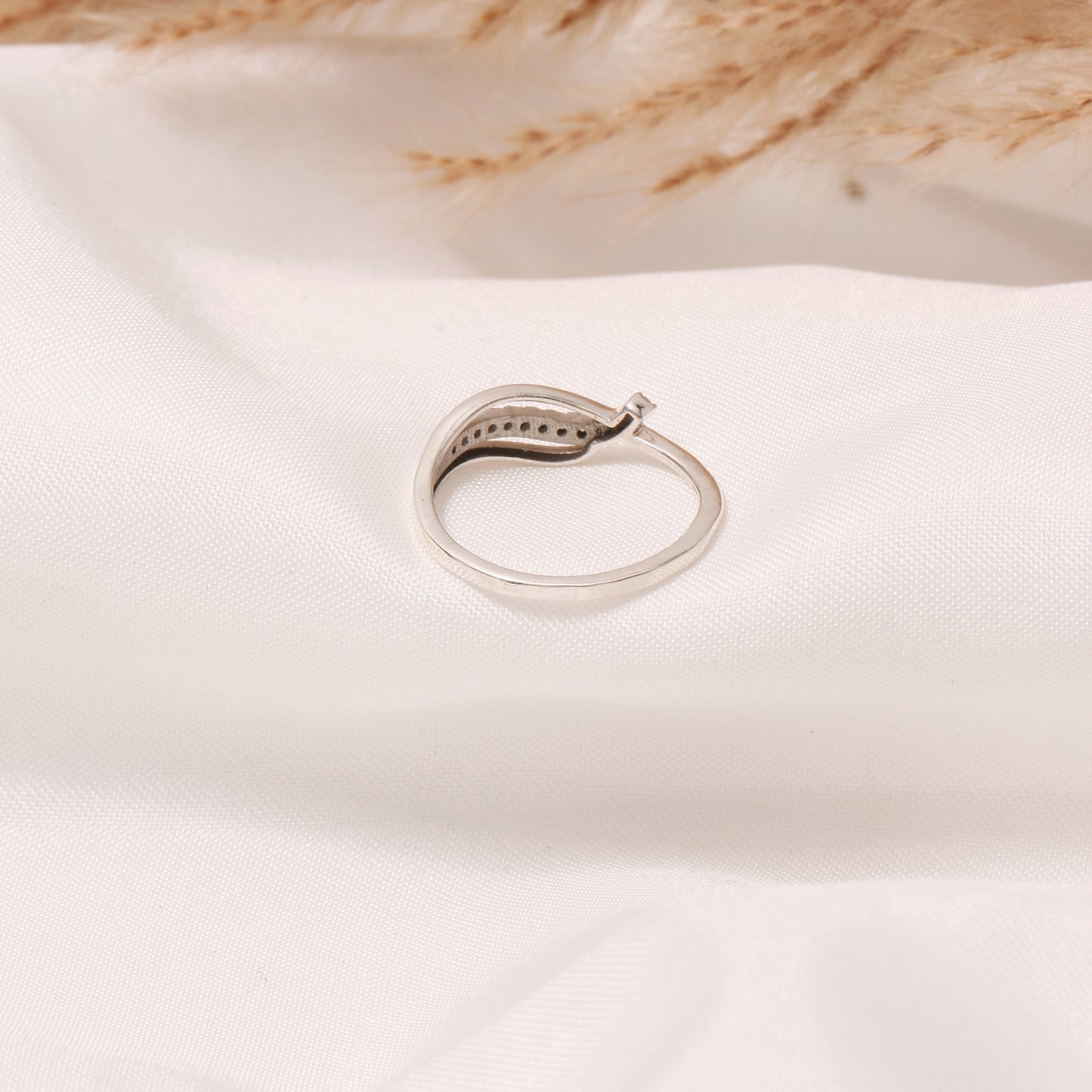 Elegant 925 Sterling Silver White Zircon Gemstone Ring – Sparkling Simplicity and Modern Design