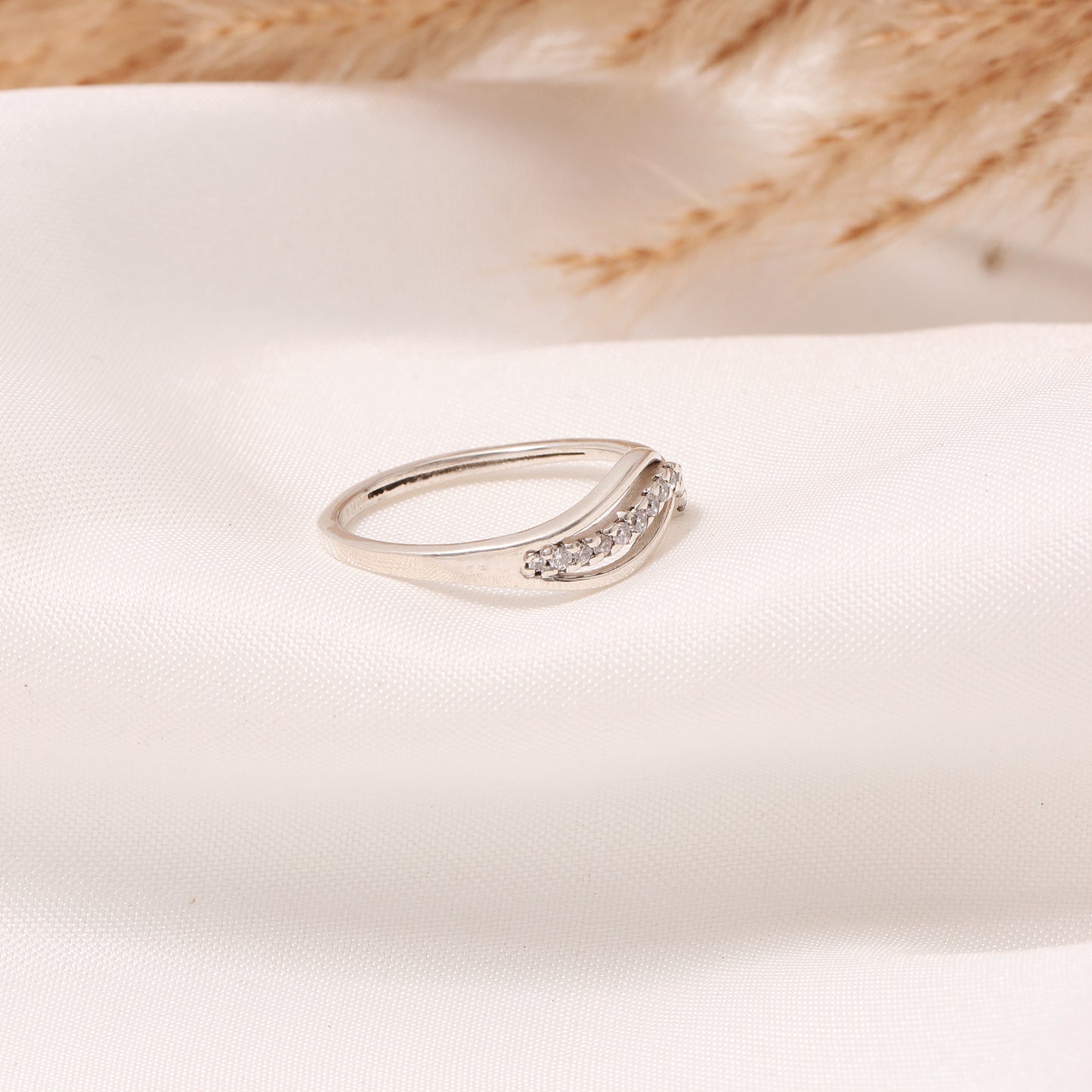 Elegant 925 Sterling Silver White Zircon Gemstone Ring – Sparkling Simplicity and Modern Design