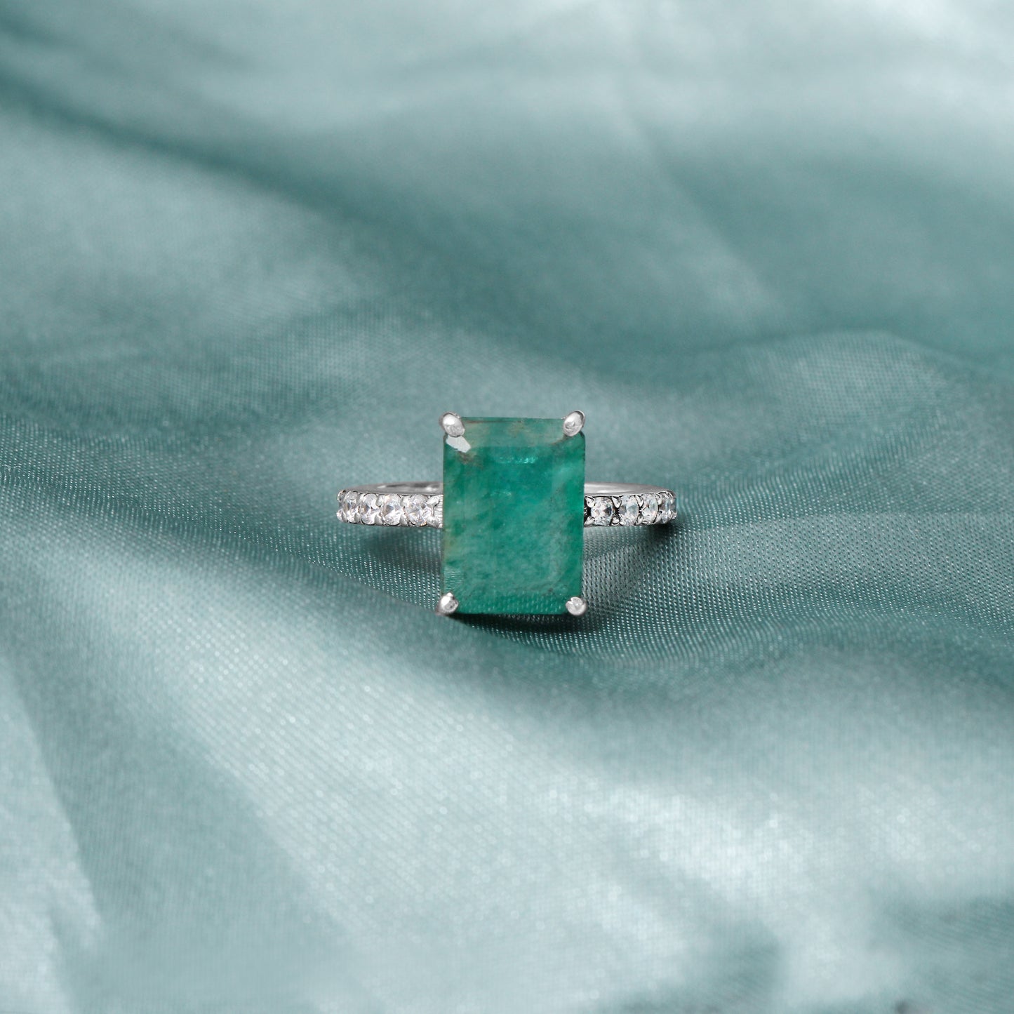 Natural Green Emerald Women’s Ring in Sterling Silver with Diamond Accents – Timeless Elegance