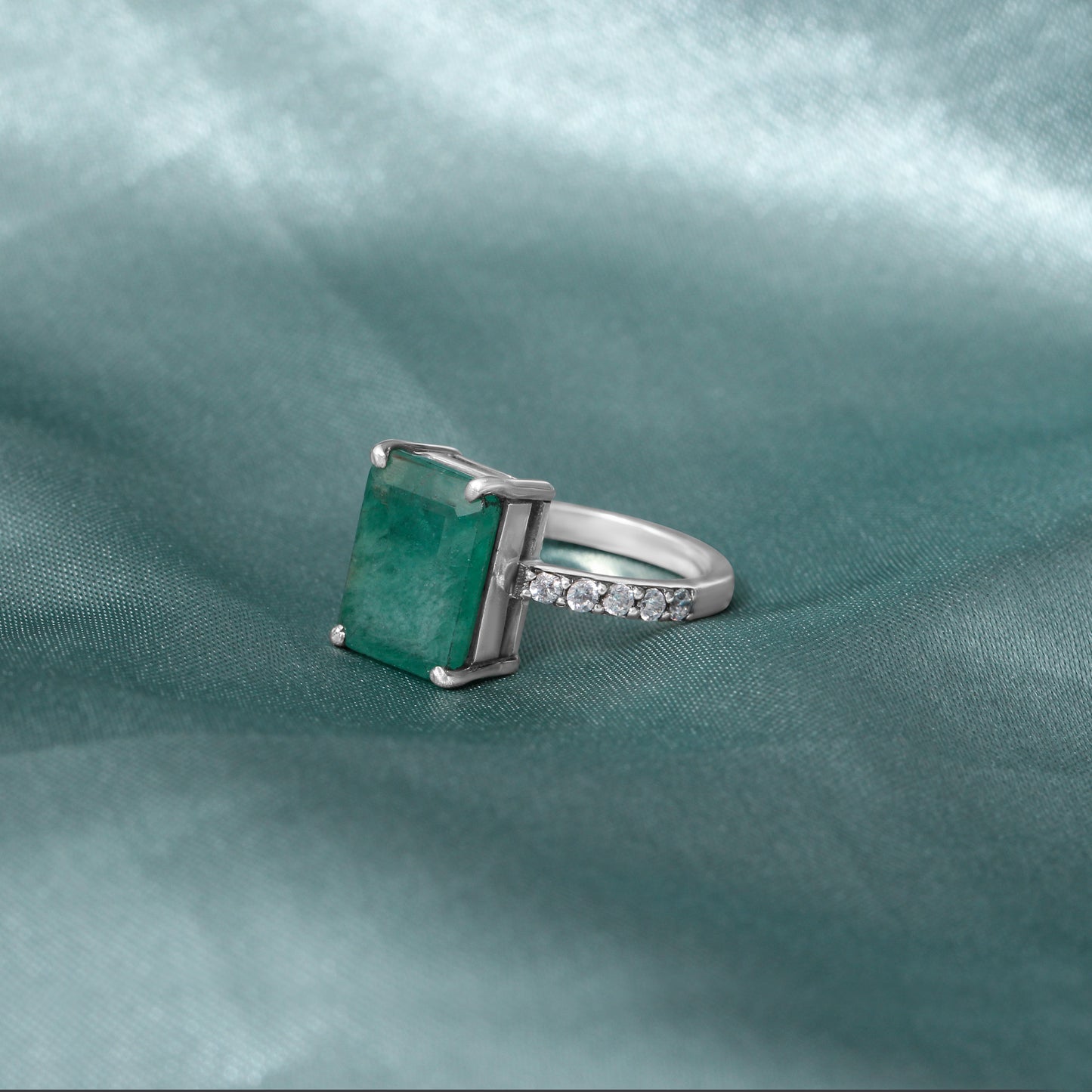 Natural Green Emerald Women’s Ring in Sterling Silver with Diamond Accents – Timeless Elegance