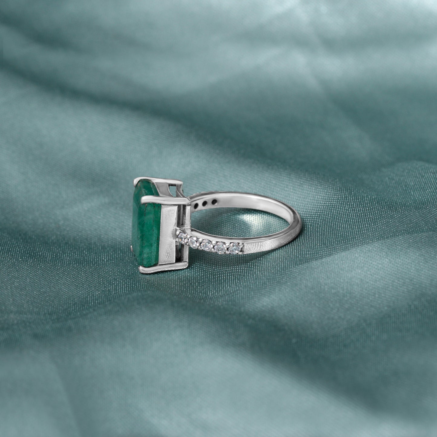 Natural Green Emerald Women’s Ring in Sterling Silver with Diamond Accents – Timeless Elegance