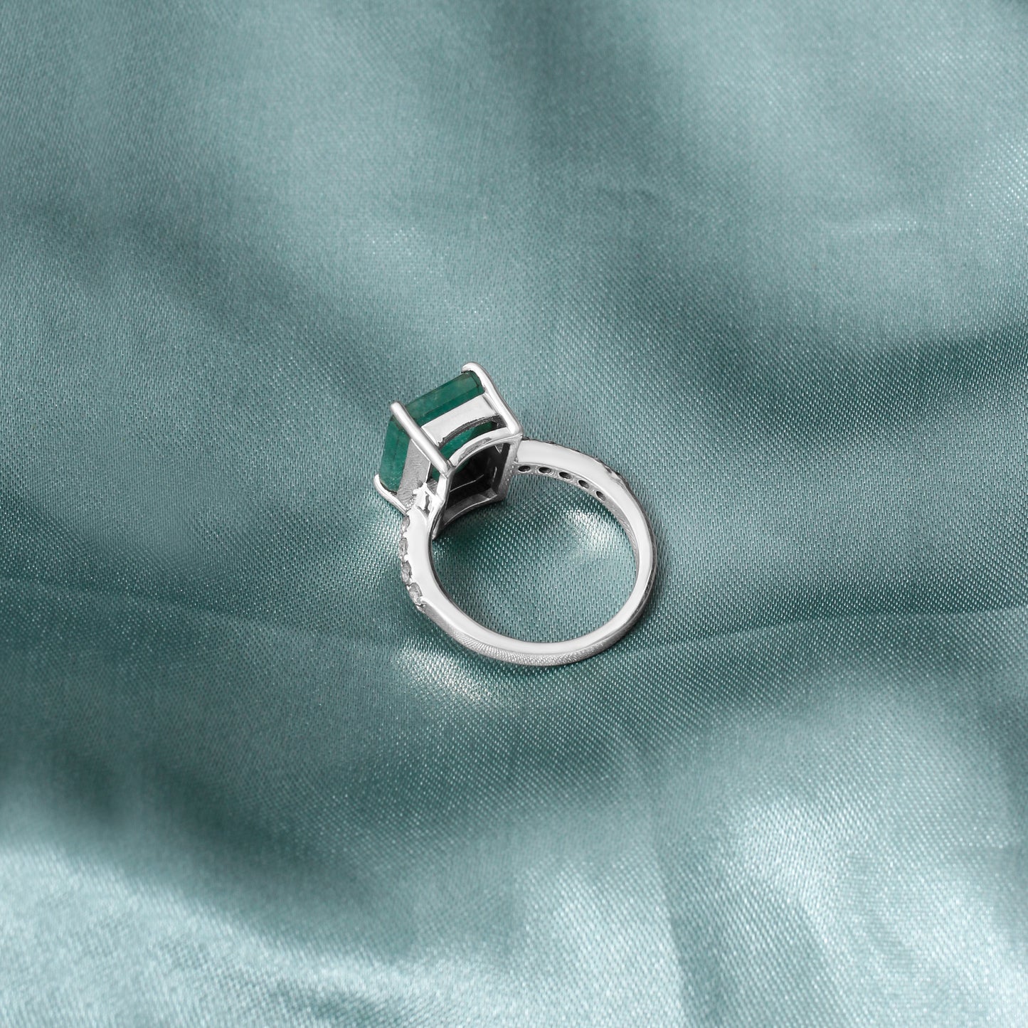 Natural Green Emerald Women’s Ring in Sterling Silver with Diamond Accents – Timeless Elegance