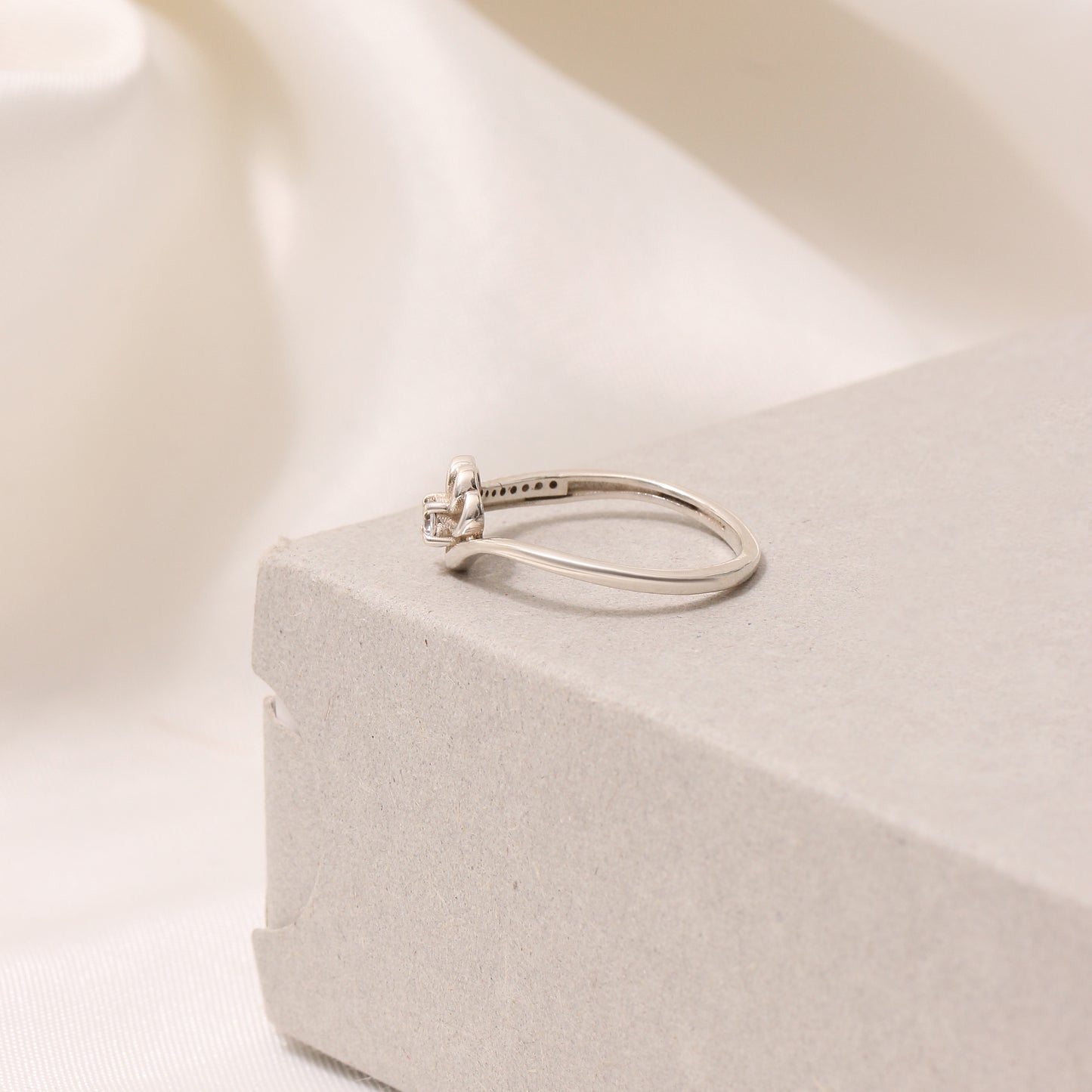 925 Sterling Silver White Zircon Gemstone Ring – Sparkling Elegance with Timeless Appeal