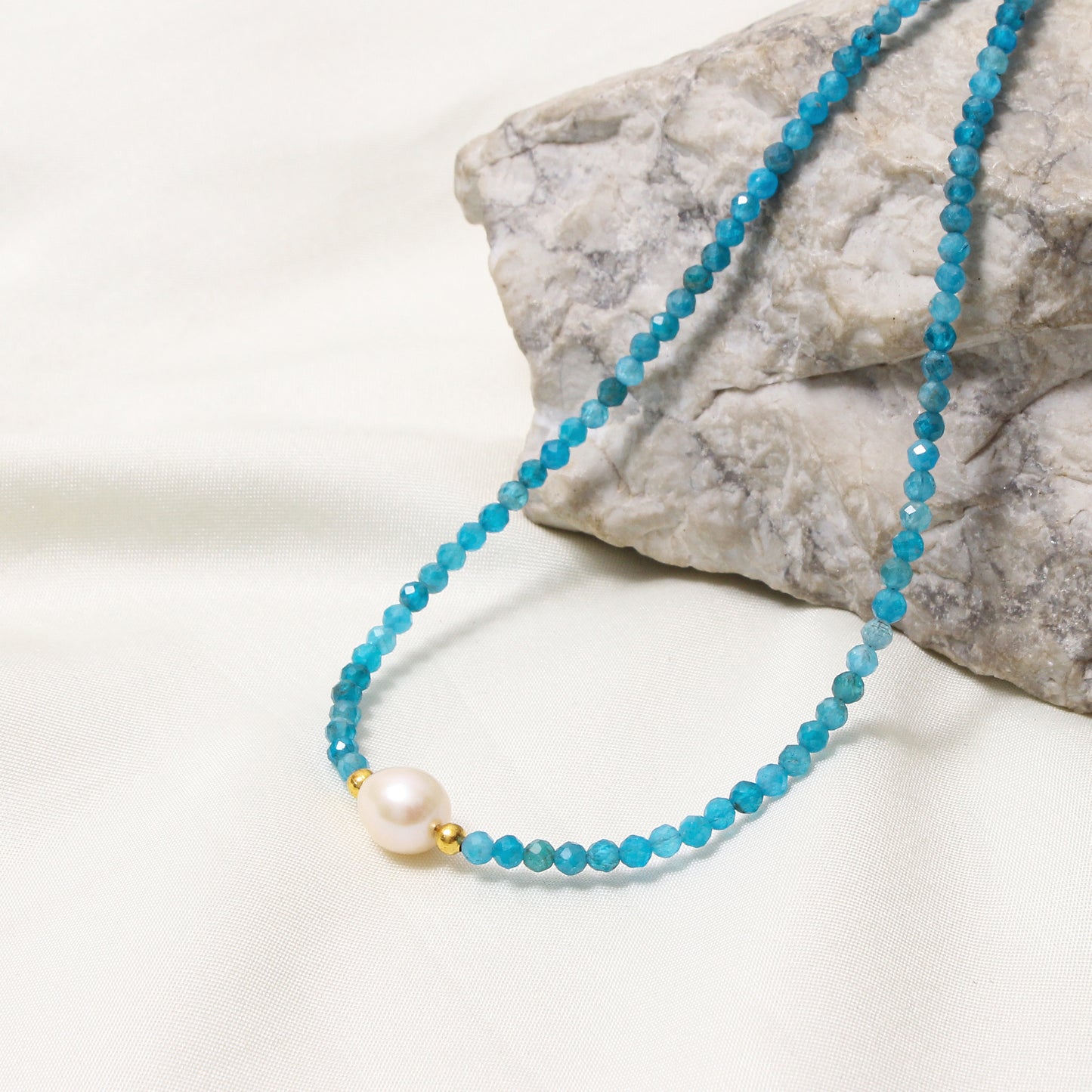 Elegant Natural Apatite & Pearl Necklace – Healing Crystal Jewelry for Balance & Inner Peace