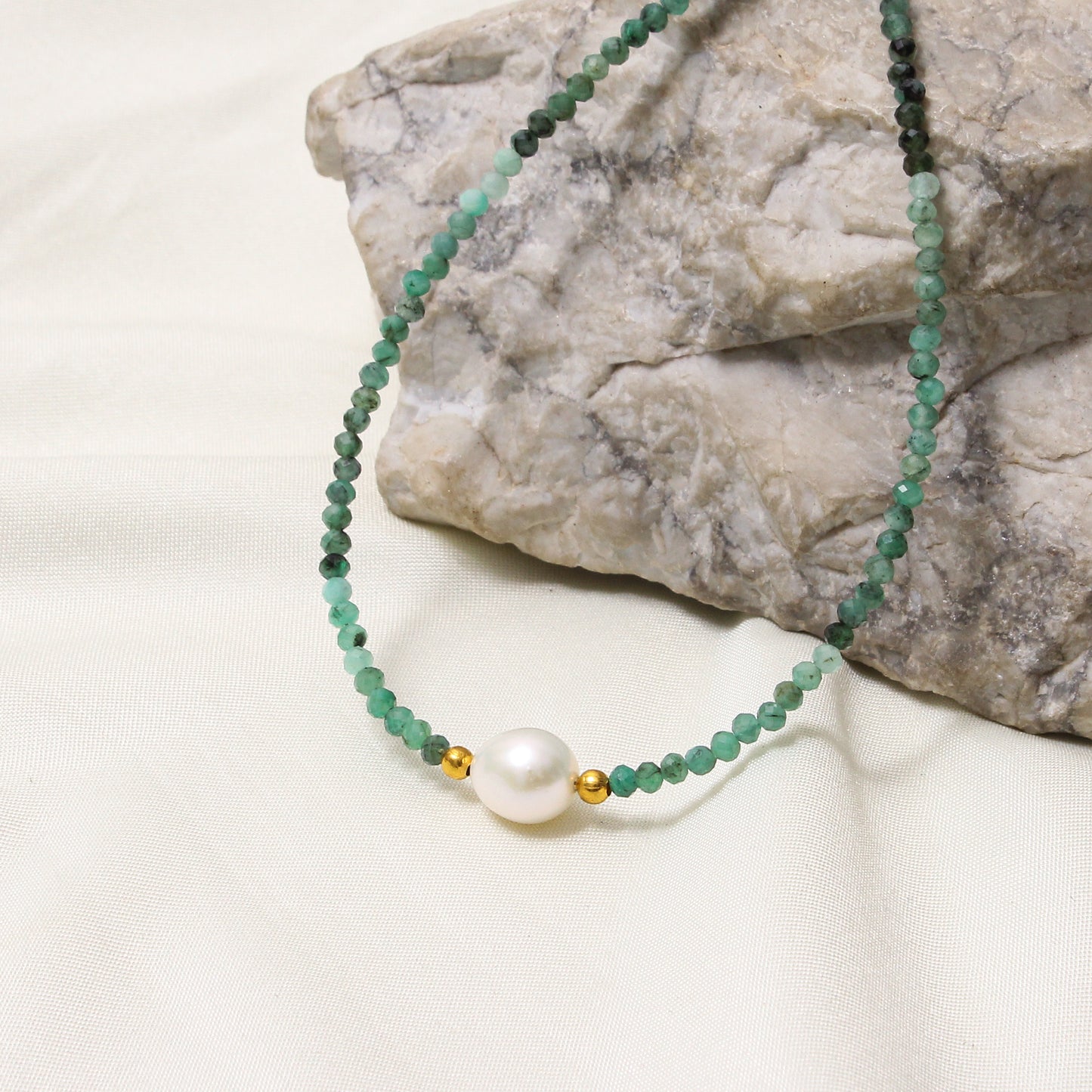Elegant Natural Emerald & Pearl Beaded Necklace – Healing Green Gemstone Jewelry for Balance & Beauty