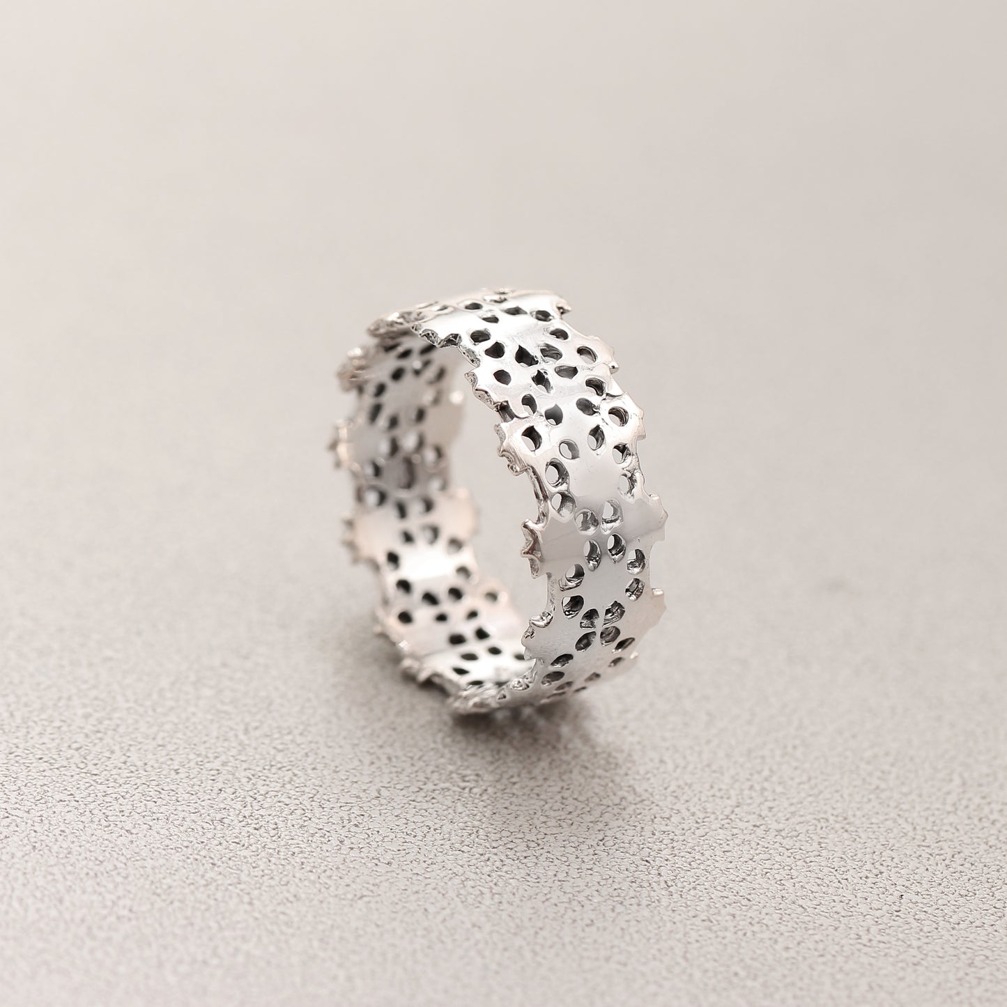 Elegant Crown Lace Ring – Regal Textured Band for Timeless Grace