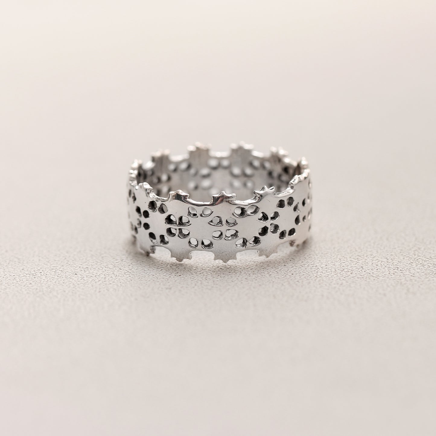 Elegant Crown Lace Ring – Regal Textured Band for Timeless Grace