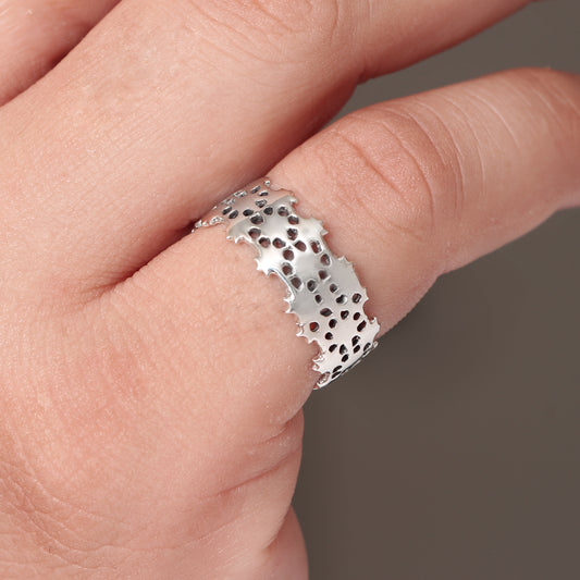 Elegant Crown Lace Ring – Regal Textured Band for Timeless Grace