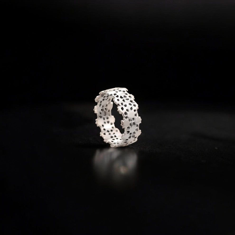 Elegant Crown Lace Ring – Regal Textured Band for Timeless Grace