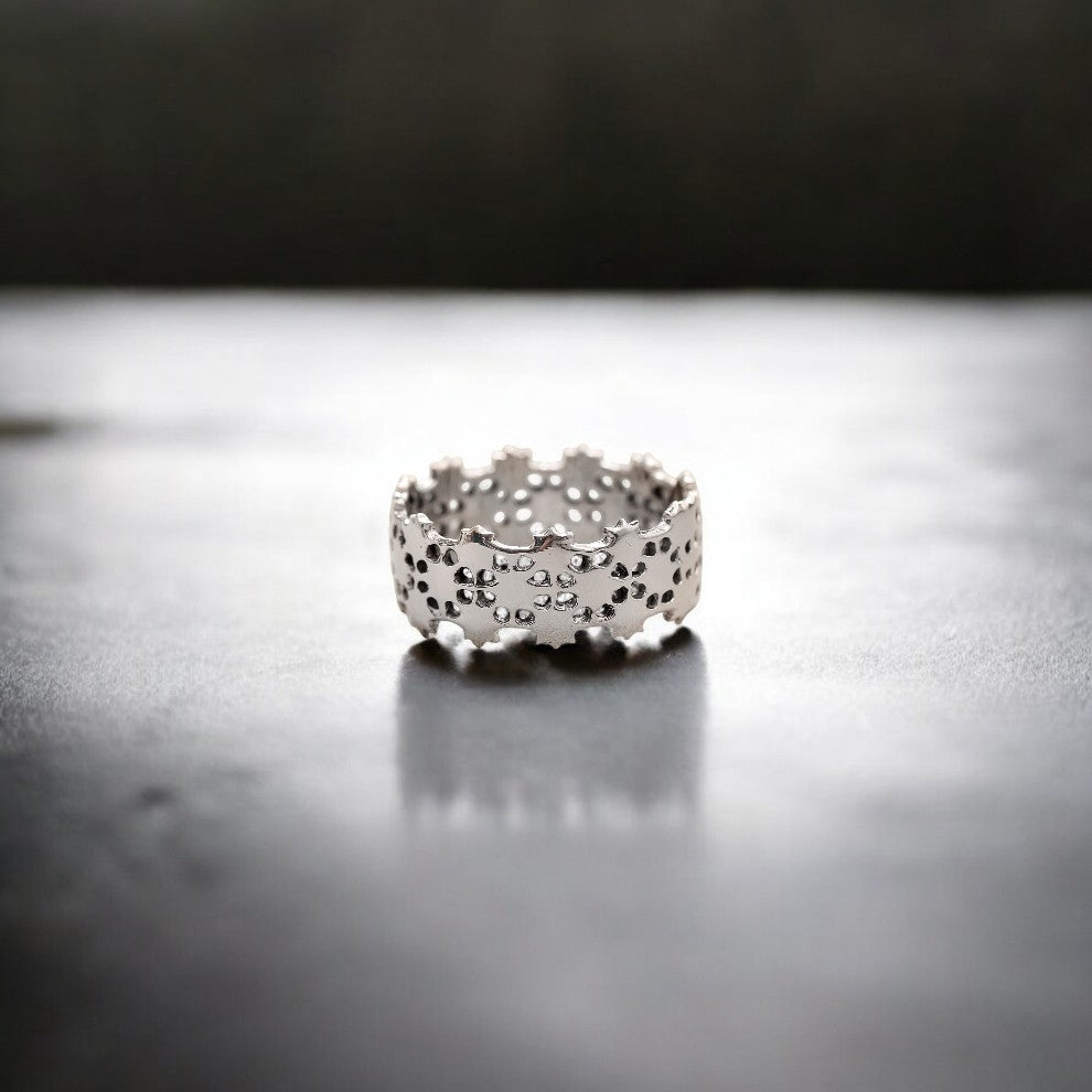 Elegant Crown Lace Ring – Regal Textured Band for Timeless Grace