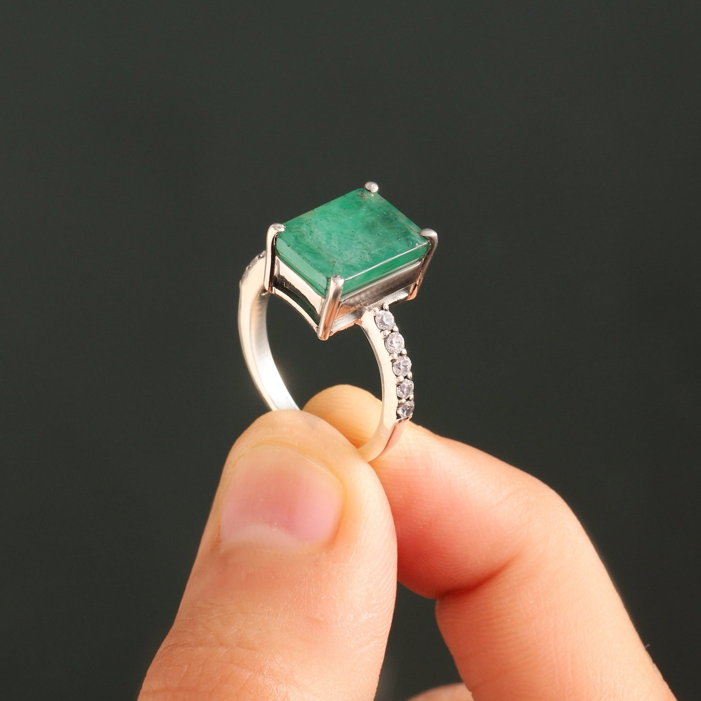 Natural Green Emerald Women’s Ring in Sterling Silver with Diamond Accents – Timeless Elegance