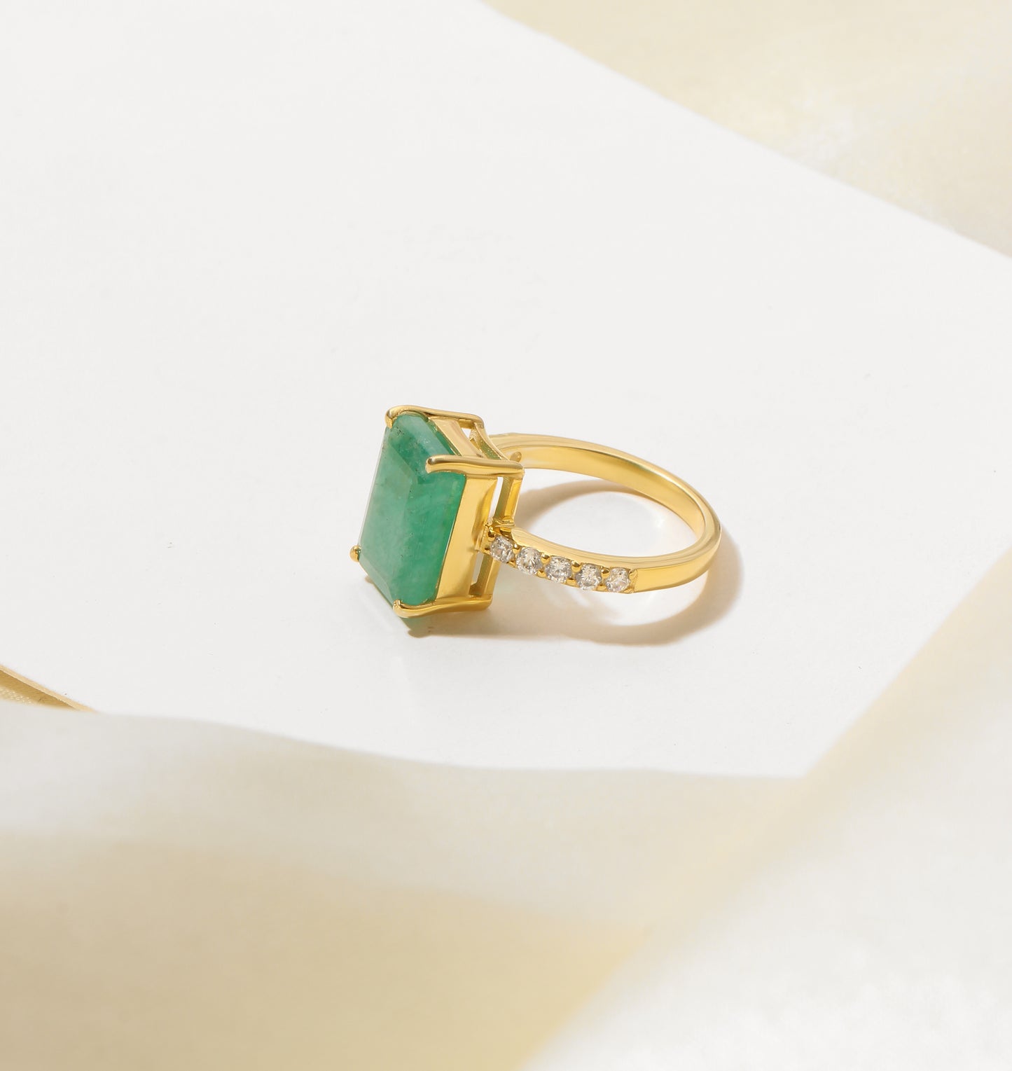 Natural Green Emerald Women’s Ring in Sterling Silver with Diamond Accents – Timeless Elegance
