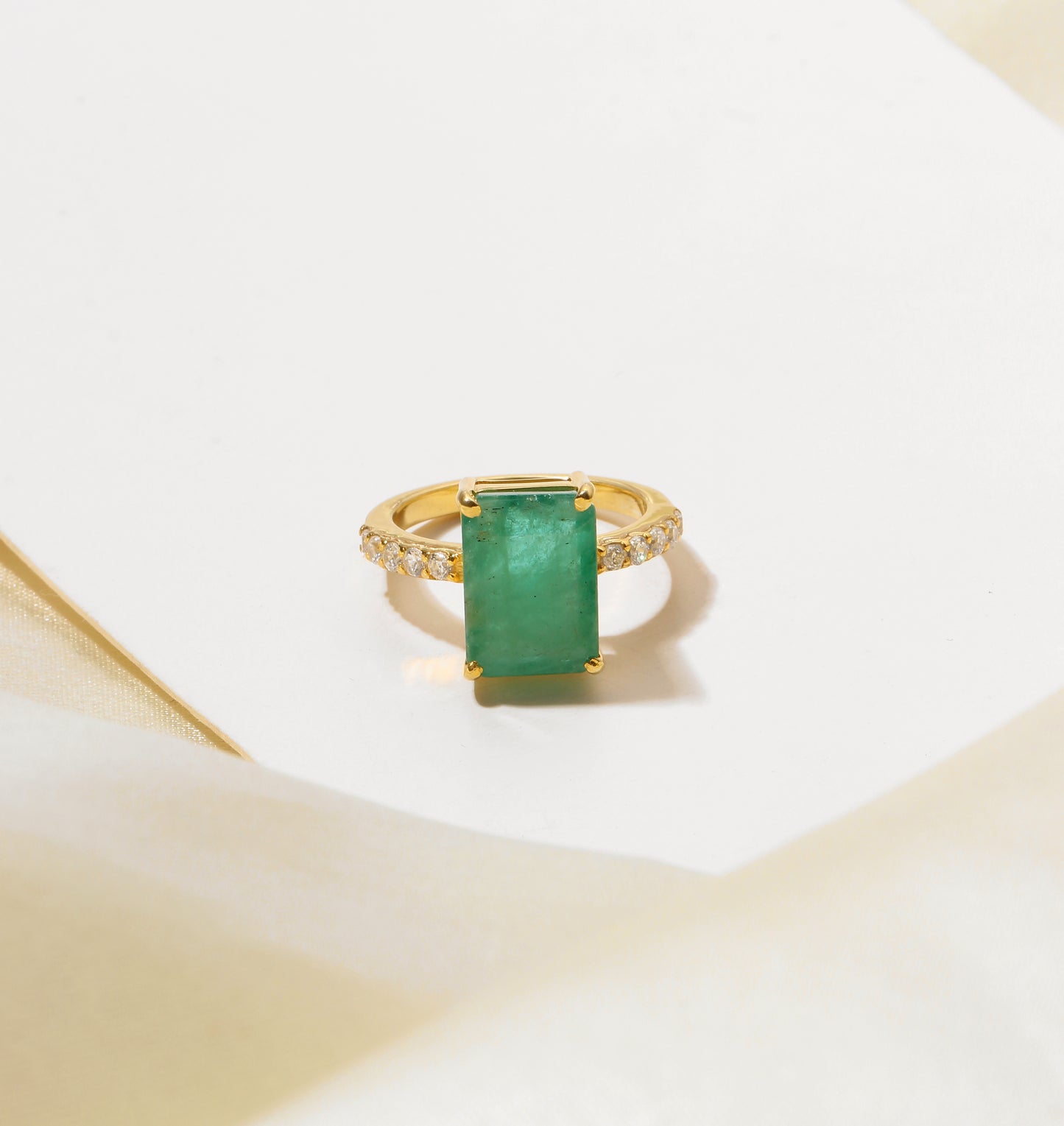 Natural Green Emerald Women’s Ring in Sterling Silver with Diamond Accents – Timeless Elegance