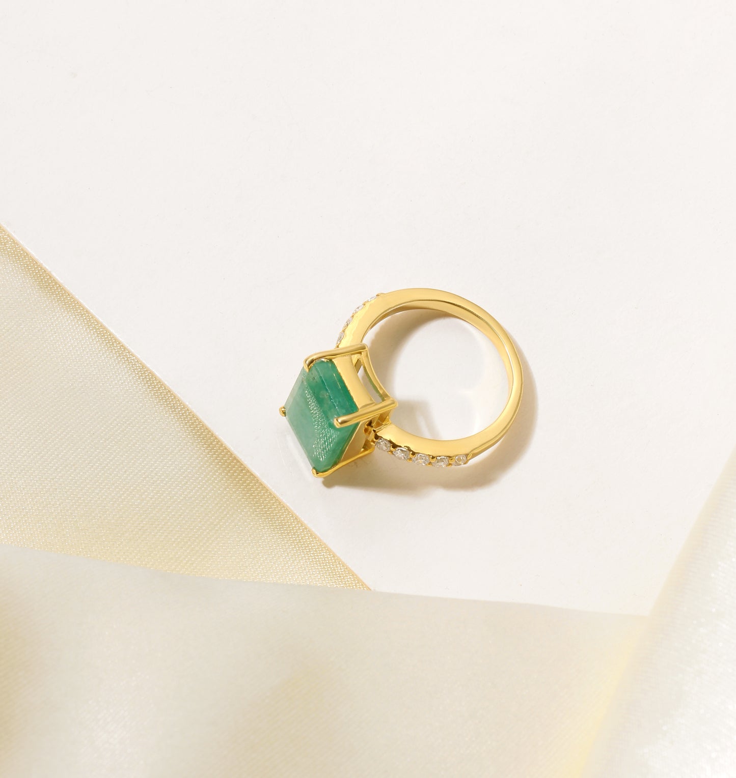 Natural Green Emerald Women’s Ring in Sterling Silver with Diamond Accents – Timeless Elegance