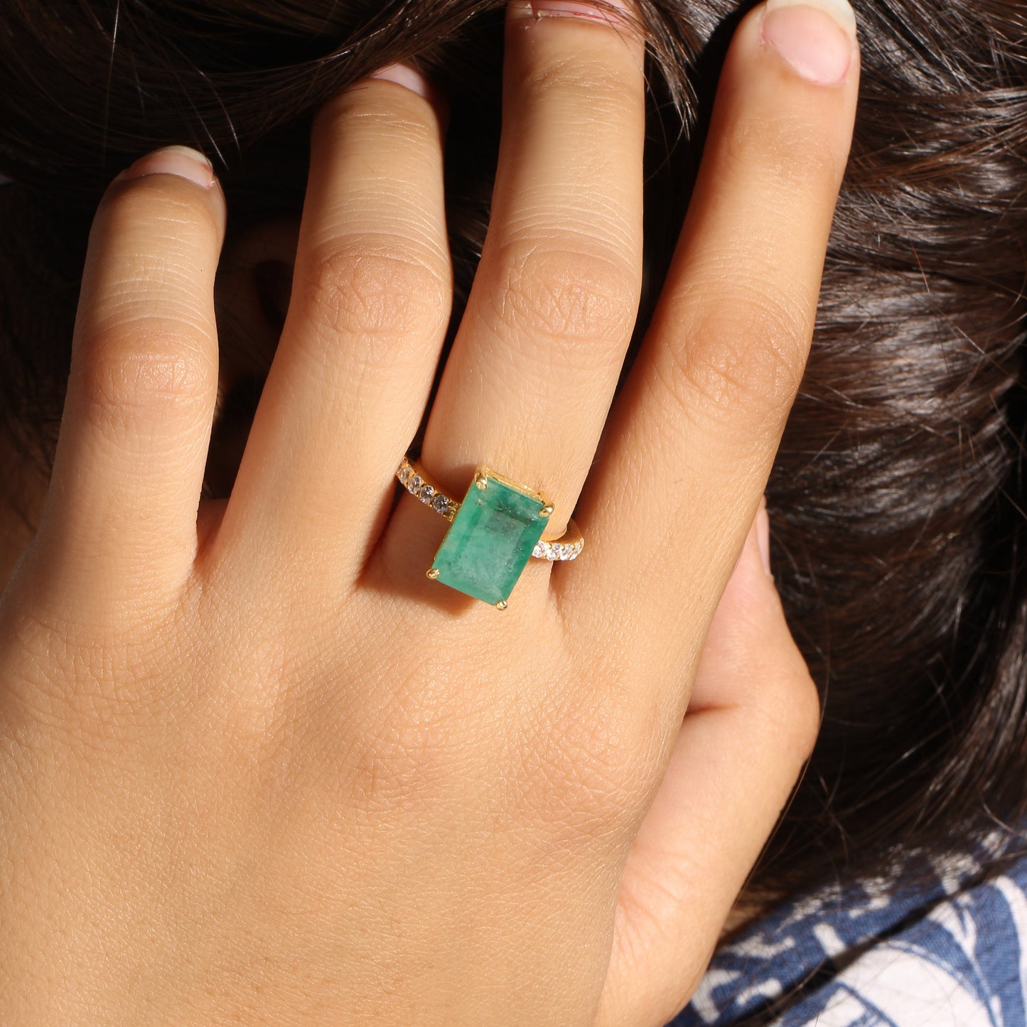 Natural Green Emerald Women’s Ring in Sterling Silver with Diamond Accents – Timeless Elegance