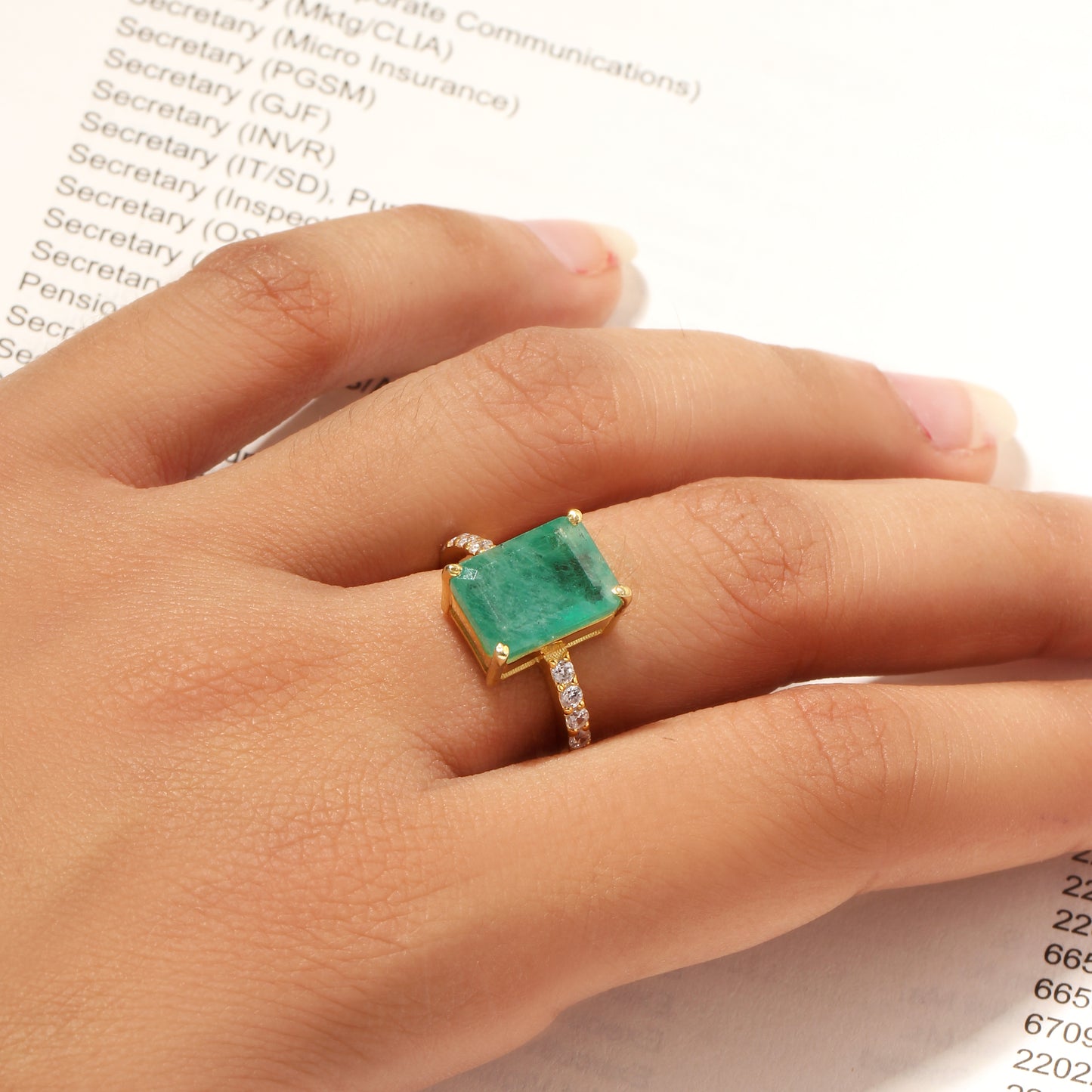 Natural Green Emerald Women’s Ring in Sterling Silver with Diamond Accents – Timeless Elegance