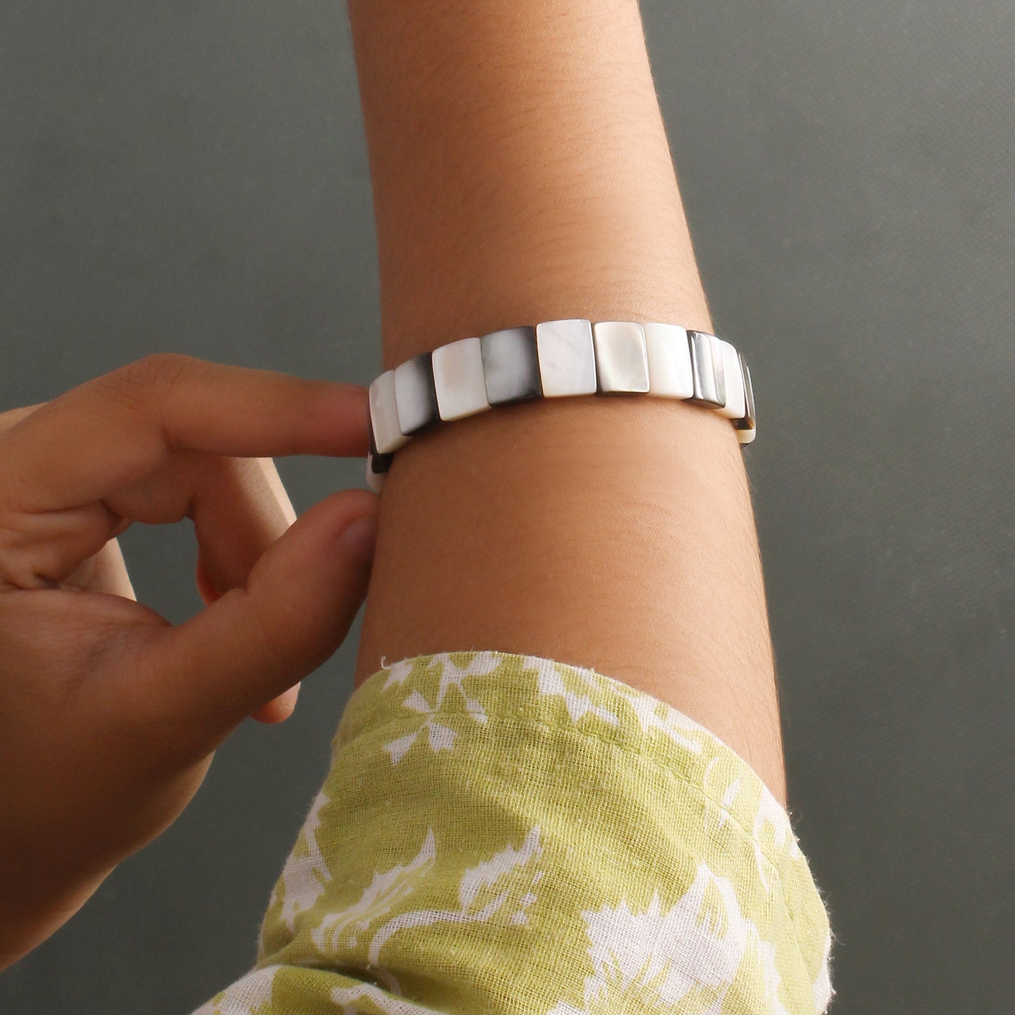 Elegant Natural Shell Versatile Look Bracelet – Handmade Stretch Jewelry for Balance & Ocean-Inspired Style