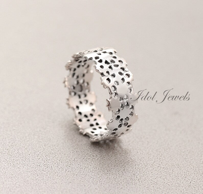Elegant Crown Lace Ring – Regal Textured Band for Timeless Grace