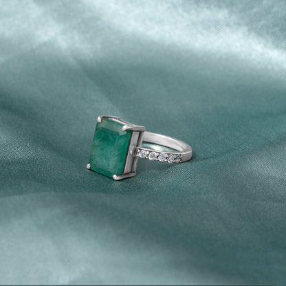 Natural Green Emerald Women’s Ring in Sterling Silver with Diamond Accents – Timeless Elegance