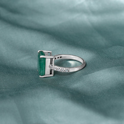 Natural Green Emerald Women’s Ring in Sterling Silver with Diamond Accents – Timeless Elegance