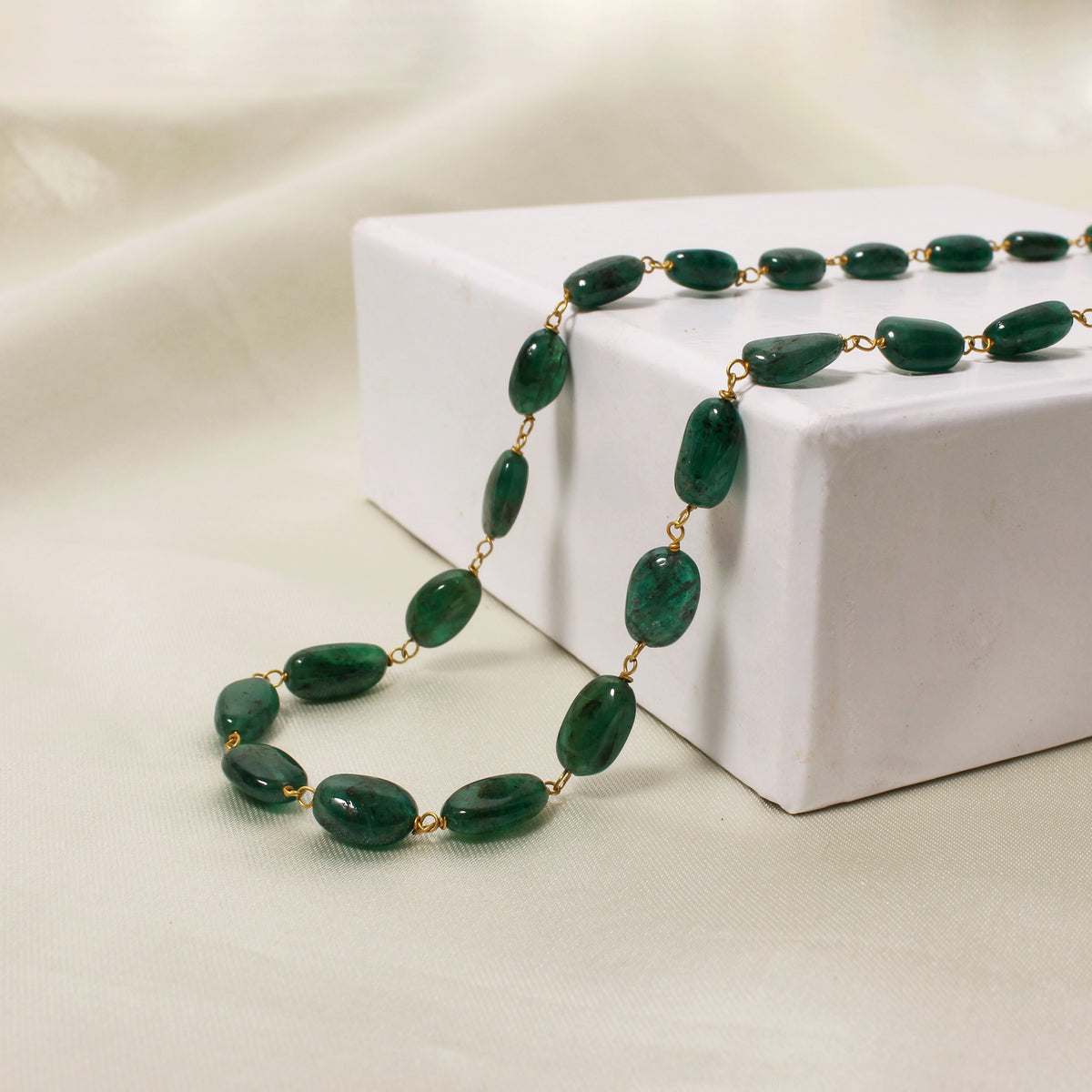 Natural Emerald Beaded Rosary Chain Necklace – Elegant Green Gemstone Jewelry