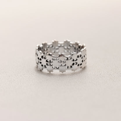 Elegant Crown Lace Ring – Regal Textured Band for Timeless Grace