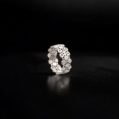 Elegant Crown Lace Ring – Regal Textured Band for Timeless Grace