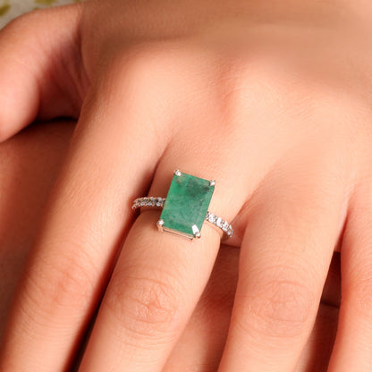Natural Green Emerald Women’s Ring in Sterling Silver with Diamond Accents – Timeless Elegance