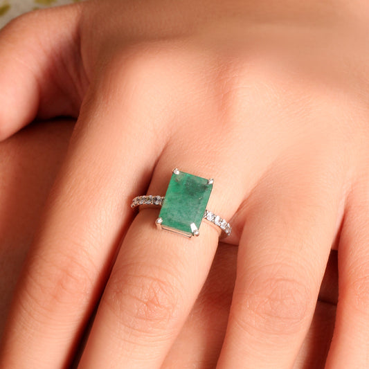 Natural Green Emerald Women’s Ring in Sterling Silver with Diamond Accents – Timeless Elegance