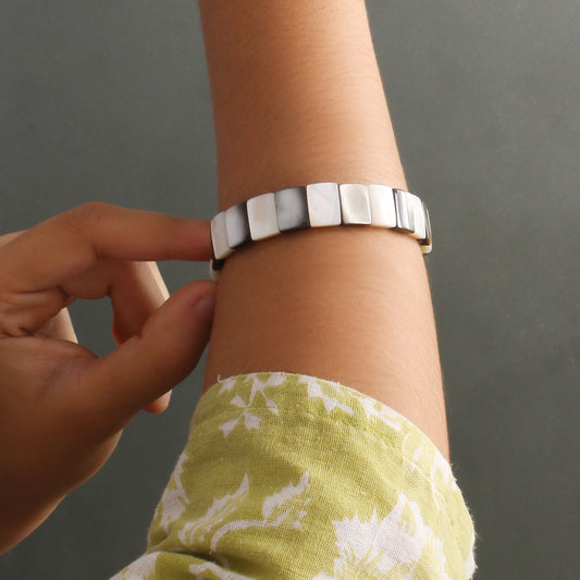 Elegant Natural Shell Versatile Look Bracelet – Handmade Stretch Jewelry for Balance & Ocean-Inspired Style