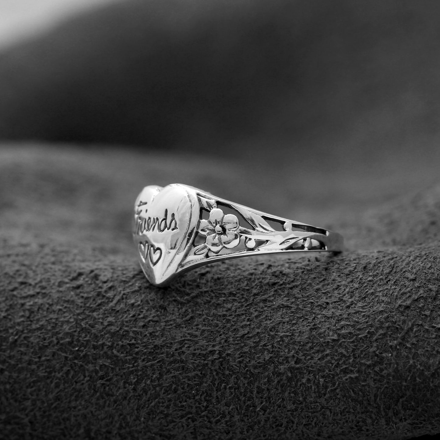 925 Sterling Silver Heart 'Friends' Ring With Floral Details – Perfect Friendship Gift